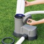 Bestway Filterkartusche Universal im Einsatz in einer Filterpumpe für Pools.