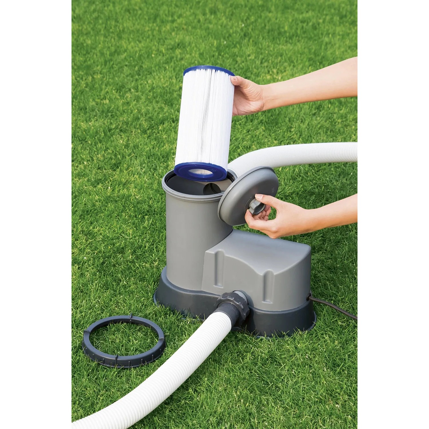 Bestway Filterkartusche Universal im Einsatz in einer Filterpumpe für Pools.