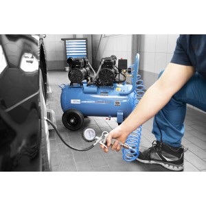 Blauer Güde Kompressor Airpower Silent 275/8/50 beim Aufpumpen eines Autoreifens.