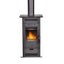 Moderner Firefix Kaminofen aus Stahl in Anthrazit/Weiß, 5,8 kW, mit brennendem Feuer und Rauchrohr.