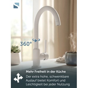 Weiße matte SCHÜTTE Spültischarmatur mit hohem, 360° schwenkbarem Auslauf in moderner Küche. Einhebelmischer.