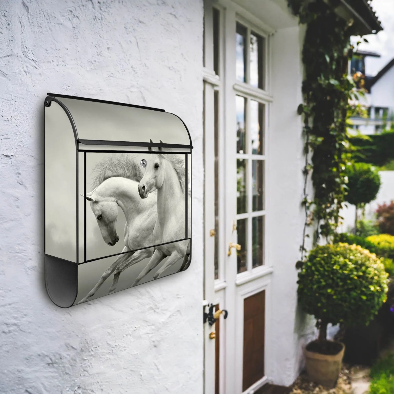 Schwarzer Design Briefkasten mit Pferde Motiv und Zeitungsfach.