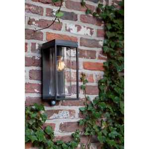 Schwarze, eckige Lutec Solar-Wandleuchte Flair mit Bewegungsmelder an Backsteinwand.