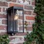 Schwarze, eckige Lutec Solar-Wandleuchte Flair mit Bewegungsmelder an Backsteinwand.