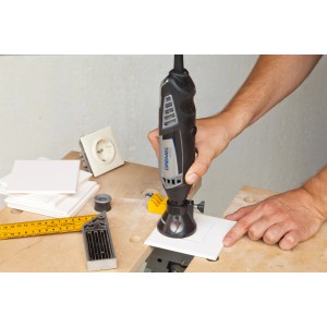 Dremel 562 Mehrzweck-Spiralfräser beim Bearbeiten einer Keramikfliese.