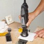 Dremel 562 Mehrzweck-Spiralfräser beim Bearbeiten einer Keramikfliese.