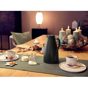 Schwarze Isolierkanne Harmonic 1 l auf gedecktem Tisch mit Geschirr.