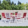 Sechs weinrote Gartenstuhlauflagen für Hochlehner auf weißen Gartenstühlen. Komfortable Sitzkissen für Outdoor-Gartenmöbel.
