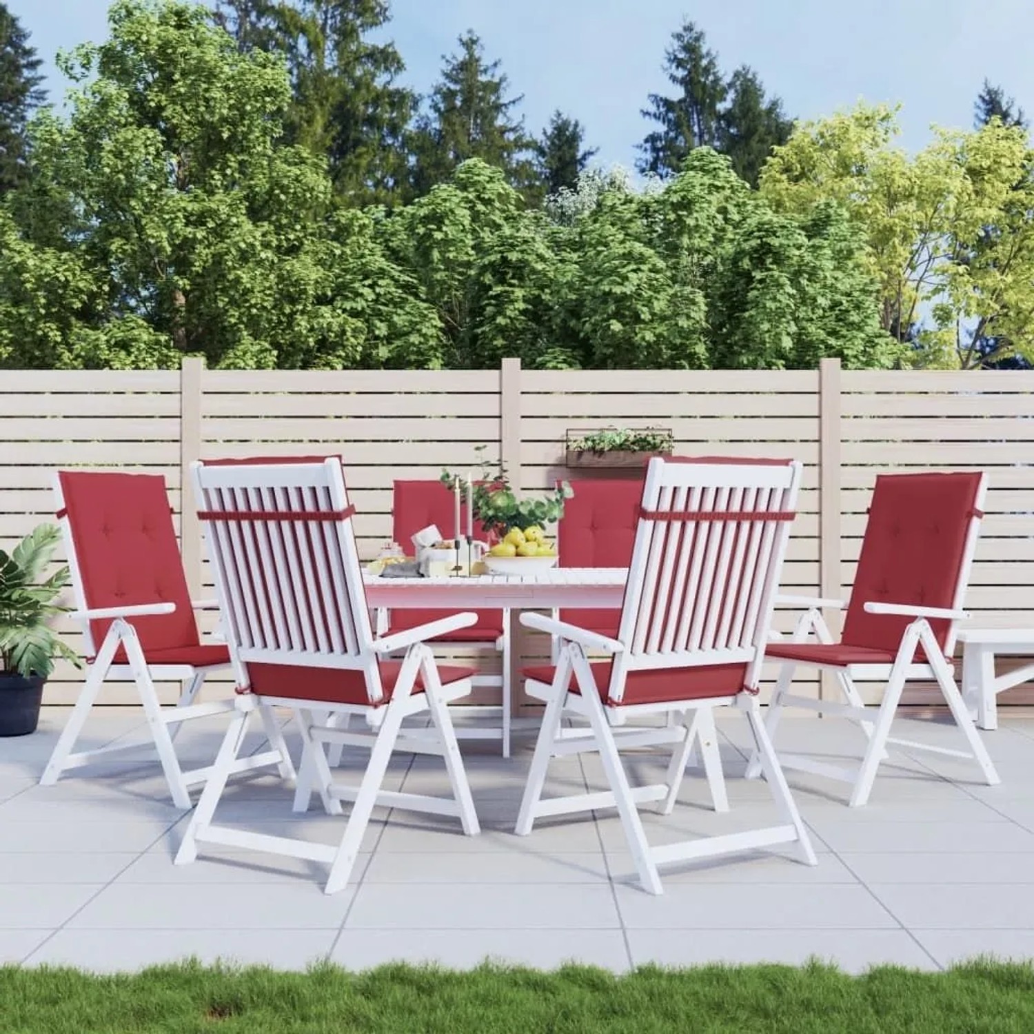 Sechs weinrote Gartenstuhlauflagen für Hochlehner auf weißen Gartenstühlen. Komfortable Sitzkissen für Outdoor-Gartenmöbel.