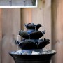 Schwarzer Dobar Design Zimmerbrunnen in Felsen-Optik mit Deko-Steinen.