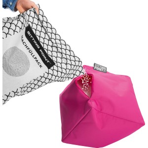 Befüllung eines pinken Sitting Point Sitzsacks mit EPS-Perlen aus einem Nachfüllpack.
