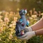 Bunte T-Rex-Gartenfigur mit Gartenzwergen, aus Polyresin, in Händen gehalten. Humorvolle Deko für Garten & Balkon.