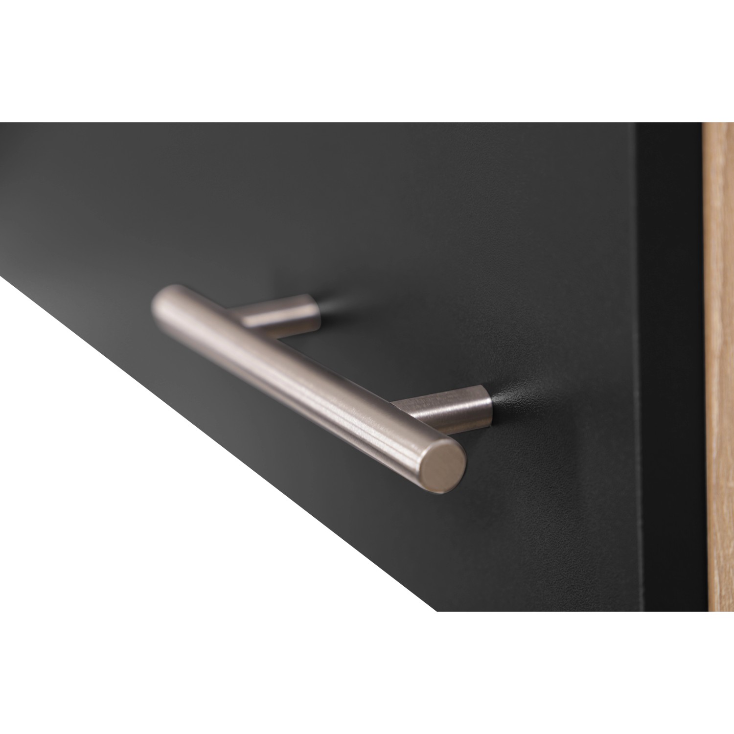 Detailaufnahme: Schwarzes Küchenmöbel-Set mit Edelstahlgriff.