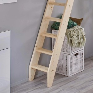 Massivholz Fichte Raumspartreppe Safe Step mit breiten Stufen, an grauer Wand. Ideal als Hochbettleiter für Innentreppen.