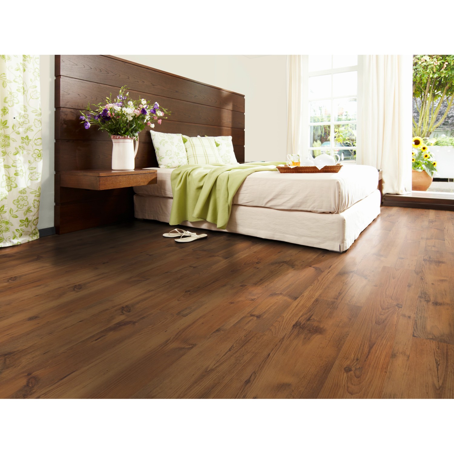 Verlegter Laminatboden Comfort Pinie Mokka Dunkel 7 mm im Schlafzimmer mit Bett und Fenster.