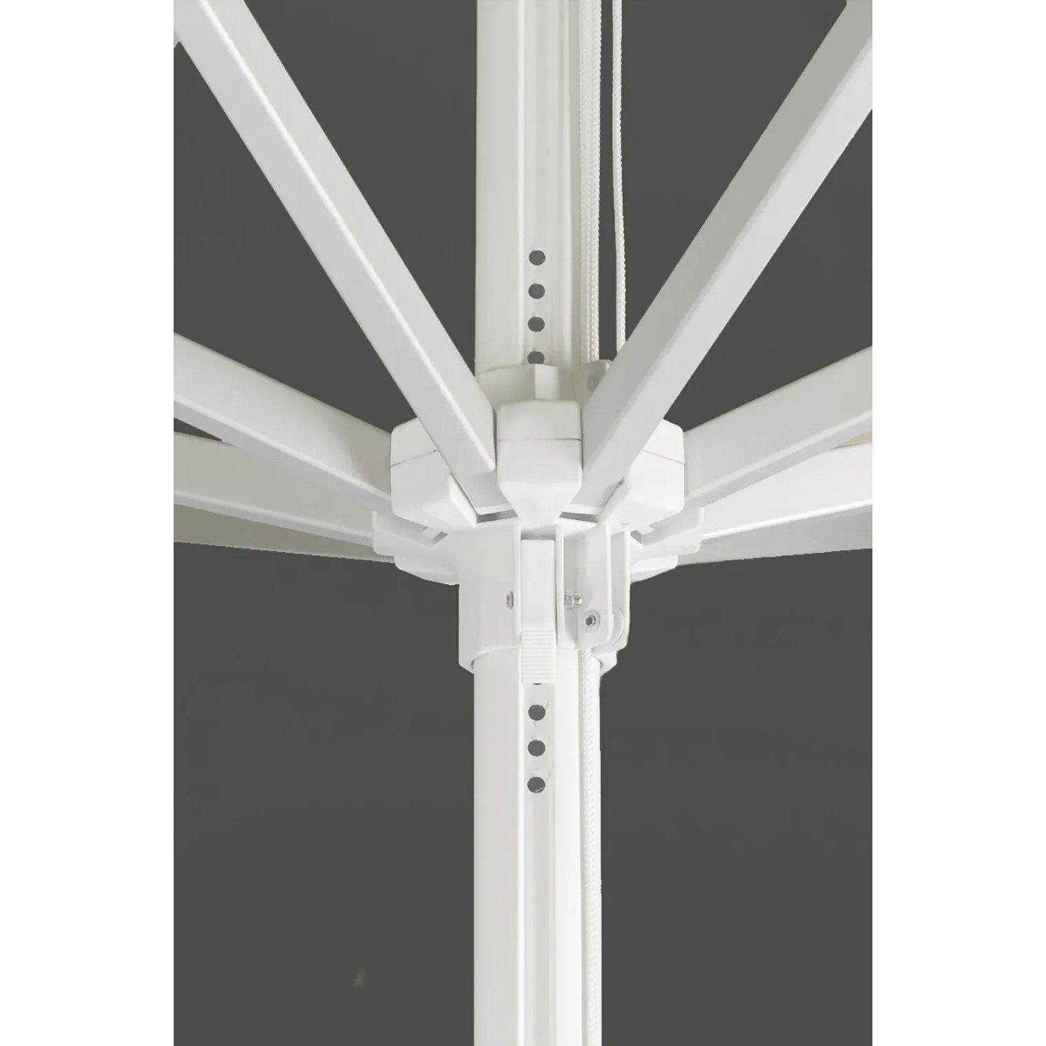 Detailaufnahme des weißen Gestells vom Schneider Marktschirm Jumbo Ø 400 cm mit Seilzug.
