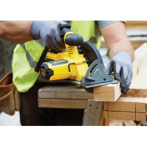 Stanley FatMax Akku-Handkreissäge beim Sägen von Holz. Gelbe Säge mit schwarzem Sägeblatt.