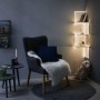Paulmann FlexLED 3D Basis-Set: Warmweiße LED-Streifen beleuchten ein Regal im Wohnzimmer.