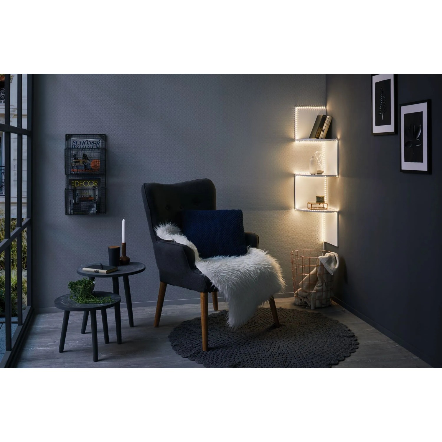 Paulmann FlexLED 3D Basis-Set: Warmweiße LED-Streifen beleuchten ein Regal im Wohnzimmer.