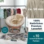 KARAT Schaffelle in verschiedenen Farben auf Stuhl und Kleiderständer. Premium Lammfell Dark Beige.