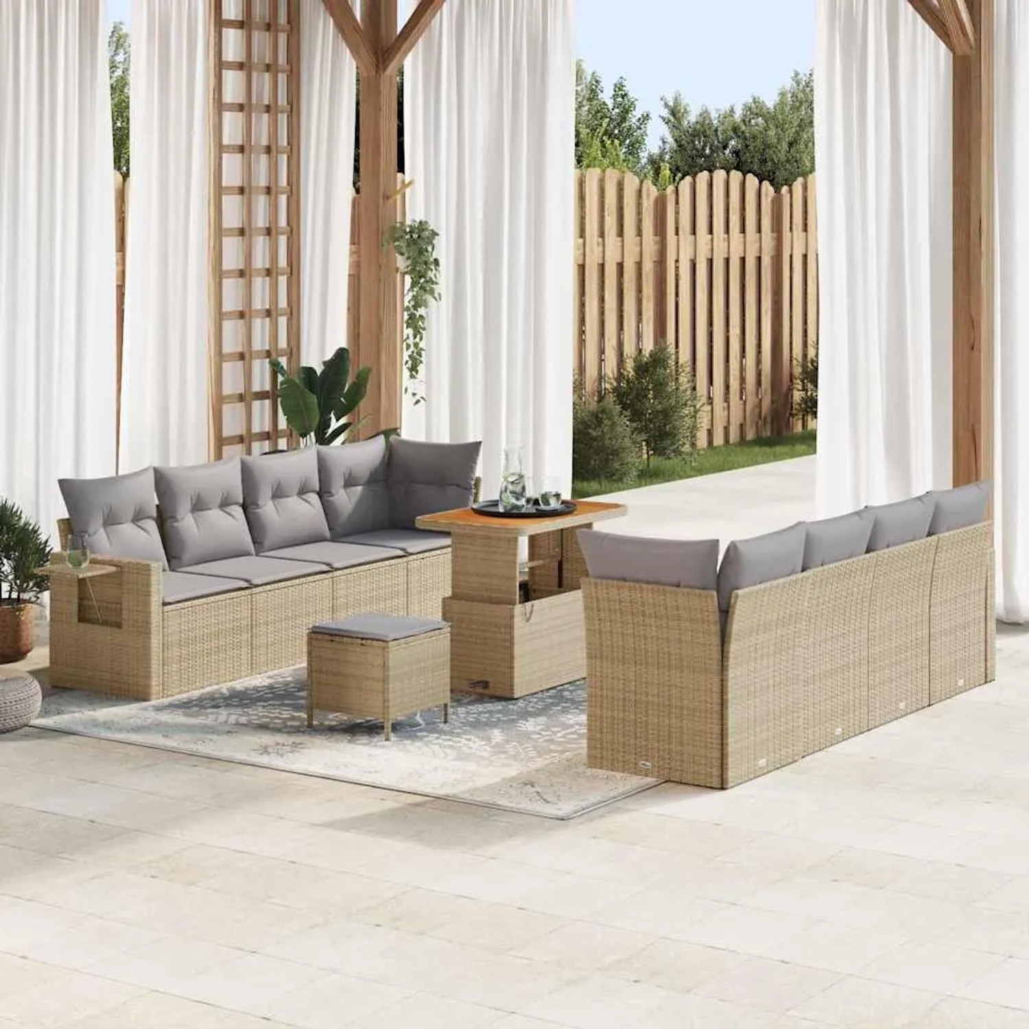 Beiges 11-teiliges vidaXL Garten-Sofa-Set aus Poly Rattan mit Tisch und Hockern.
