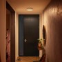 Weiße, runde Philips Hue Enrave Deckenleuchte mit Dimmer im Flur.