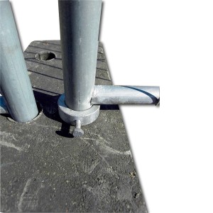 Detailaufnahme: Feuerverzinkter Schake Drehtor Laufring am Bauzaun.