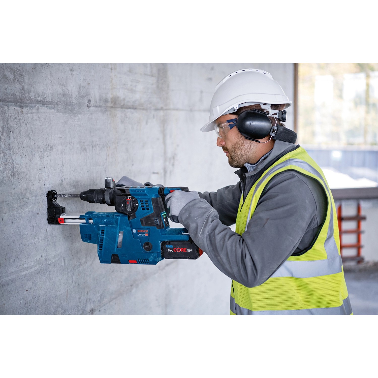 Bosch Professional Akku-Bohrhammer GBH 18V-28 CF mit Staubabsaugung im Einsatz.