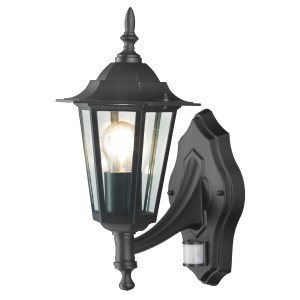 Schwarze Außenwandleuchte Molinella im Landhausstil mit Bewegungsmelder.