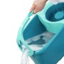 Türkisfarbenes Leifheit Reinigungsset Disc Mop Ergo beim Ausgießen von Wasser.