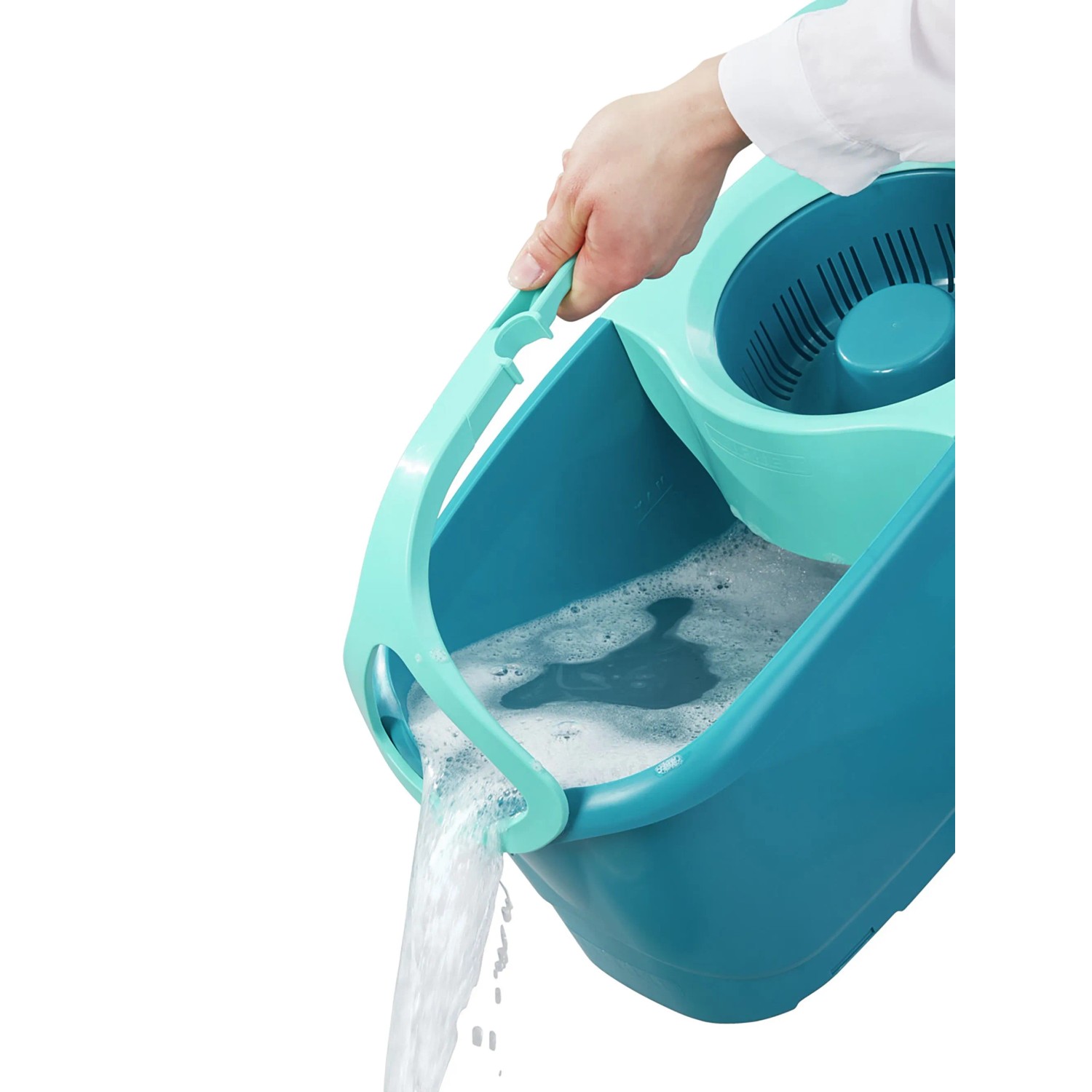 Türkisfarbenes Leifheit Reinigungsset Disc Mop Ergo beim Ausgießen von Wasser.