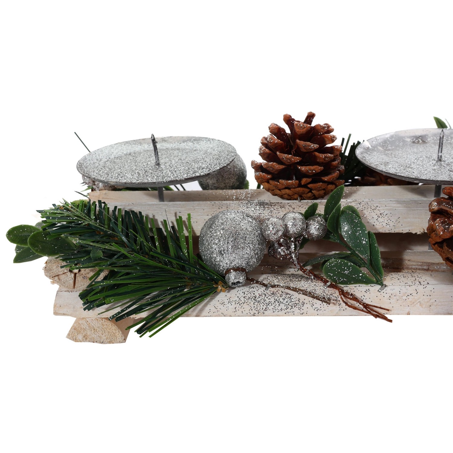 Adventsgesteck in Silber mit Kerzenhaltern, Kugeln und Tannenzapfen als Weihnachtsdekoration.