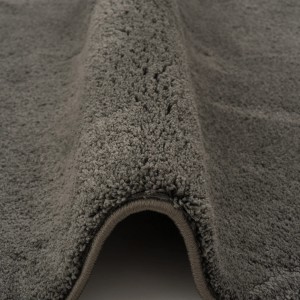 Detailaufnahme: Anthrazitfarbener Pergamon Luxus Hochflor Teppich (160x230cm) mit weicher Textur.