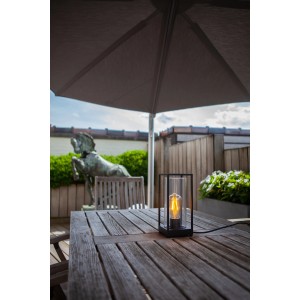 Lutec Flair Außenwandleuchte im Rahmen-Design auf Tisch, E27 Leuchtmittel sichtbar.