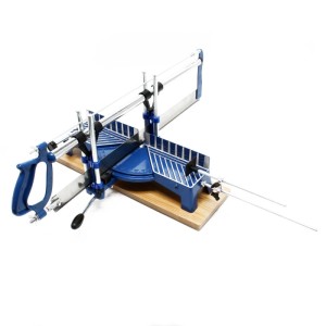 Wiltec Hand-Gehrungssäge 600mm: Kappsäge mit blauem Griff und Holzsockel für präzise Holzarbeiten.