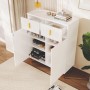 Weißes Sideboard Schuhschrank mit strukturierten Fronten, offenen Schubladen, Goldgriffen und Schuhen. Viel Stauraum.