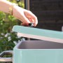 Axi Kühlwagen Retro Mint (76 l) mit Hand beim Öffnen des Deckels.