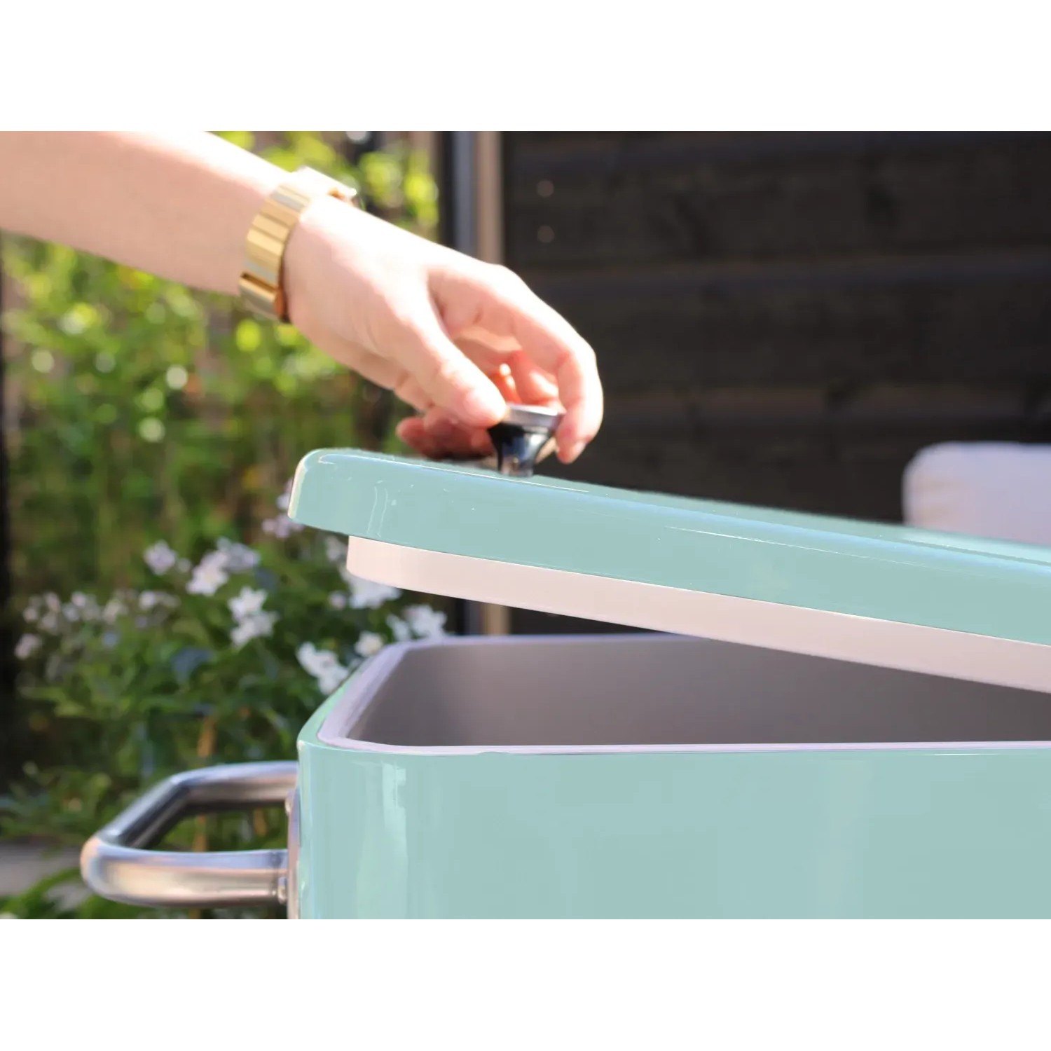 Axi Kühlwagen Retro Mint (76 l) mit Hand beim Öffnen des Deckels.