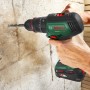 Bosch Advanced Drill 18 V-80 Akku-Bohrschrauber beim Bohren in Steinwand.