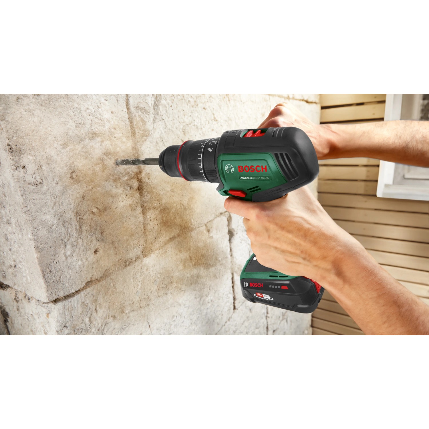 Bosch Advanced Drill 18 V-80 Akku-Bohrschrauber beim Bohren in Steinwand.