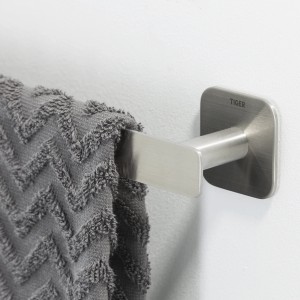 Tiger Handtuchreck Colar, 60 cm, Edelstahl gebürstet mit grauem Handtuch.