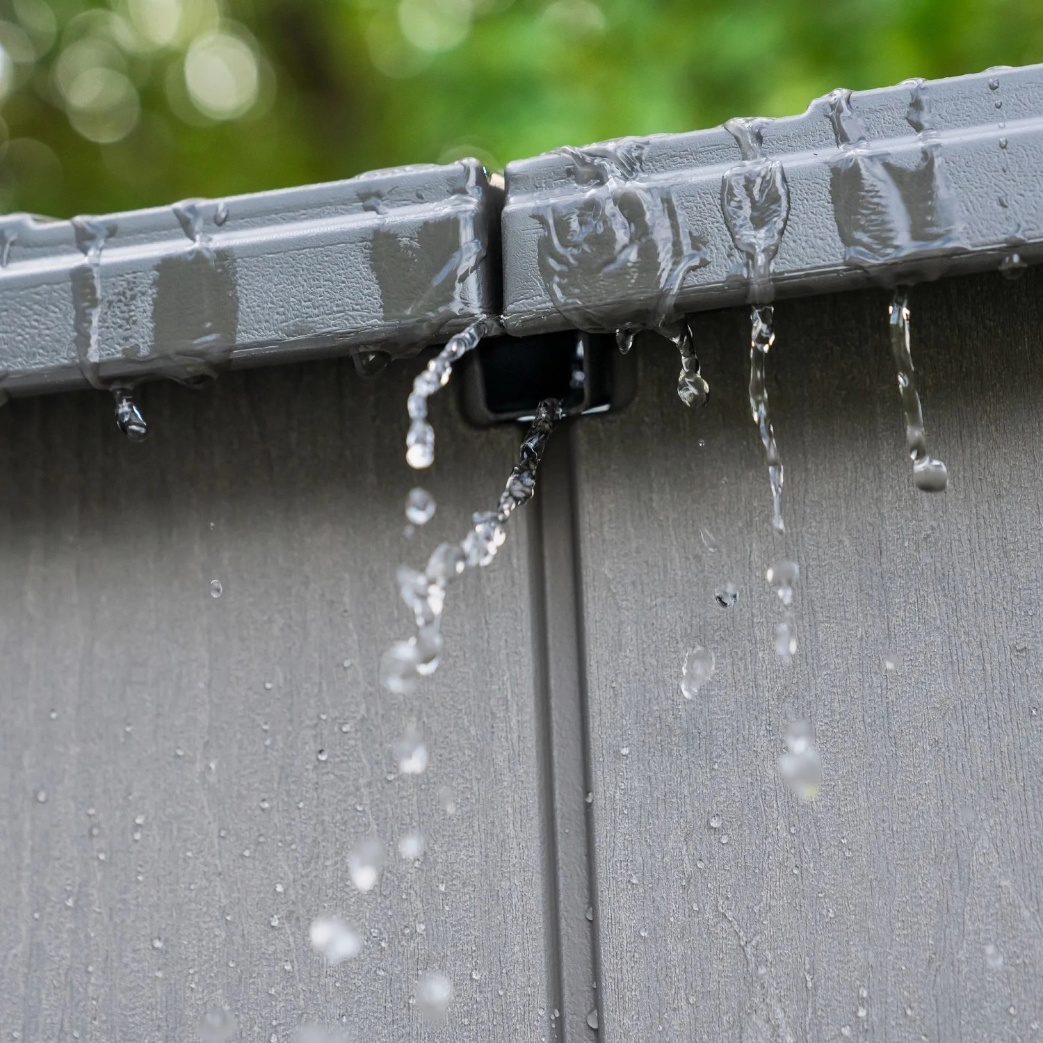 Detailaufnahme: Graues Lifetime Gerätehaus Idaho mit Regenablauf.