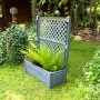 Grauer KHW Pflanzkasten mit Spalier, 140x100x43 cm, bepflanzt im Garten.