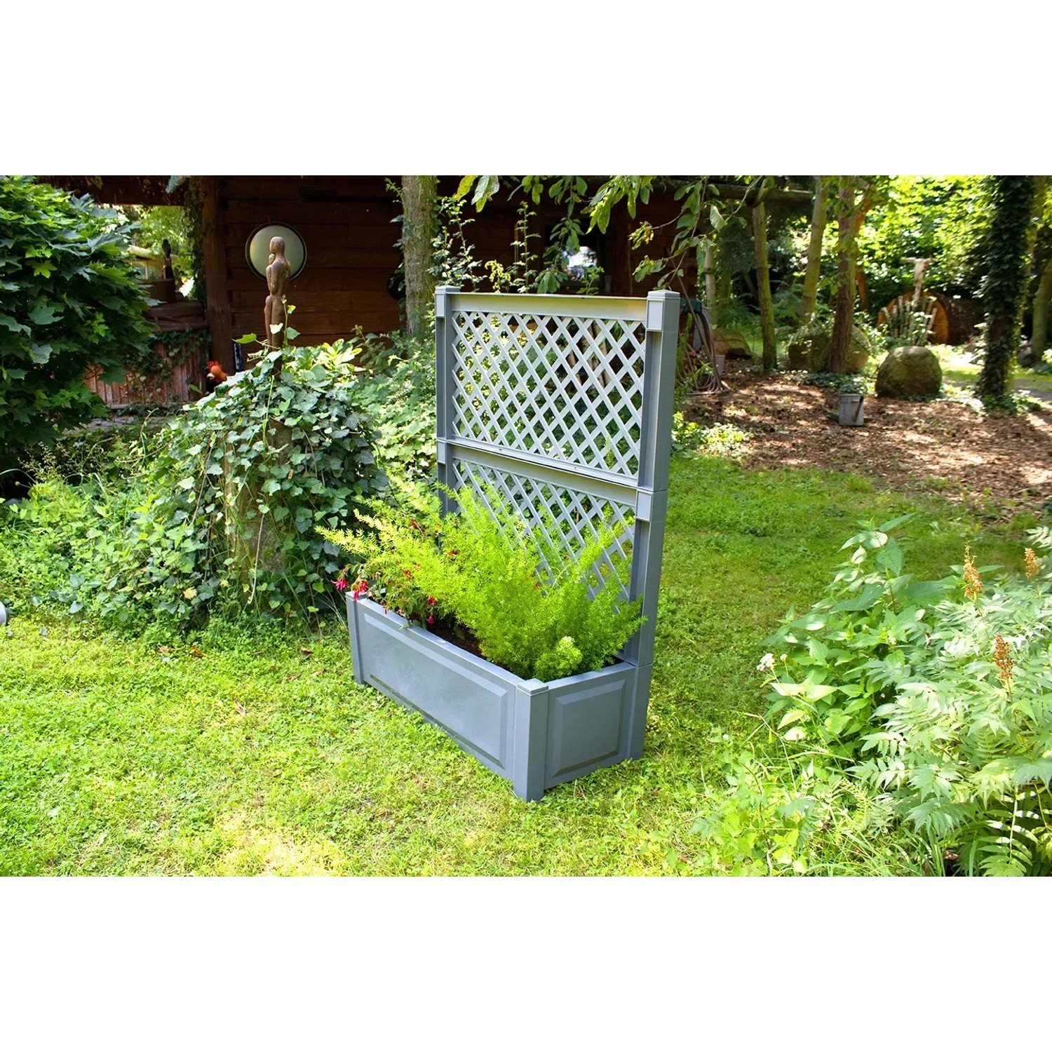 Grauer KHW Pflanzkasten mit Spalier, 140x100x43 cm, bepflanzt im Garten.