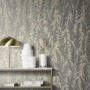 Marburg Vliestapete Natural Opulence Floral Platin: florales Muster in Platin auf beiger Tapete.