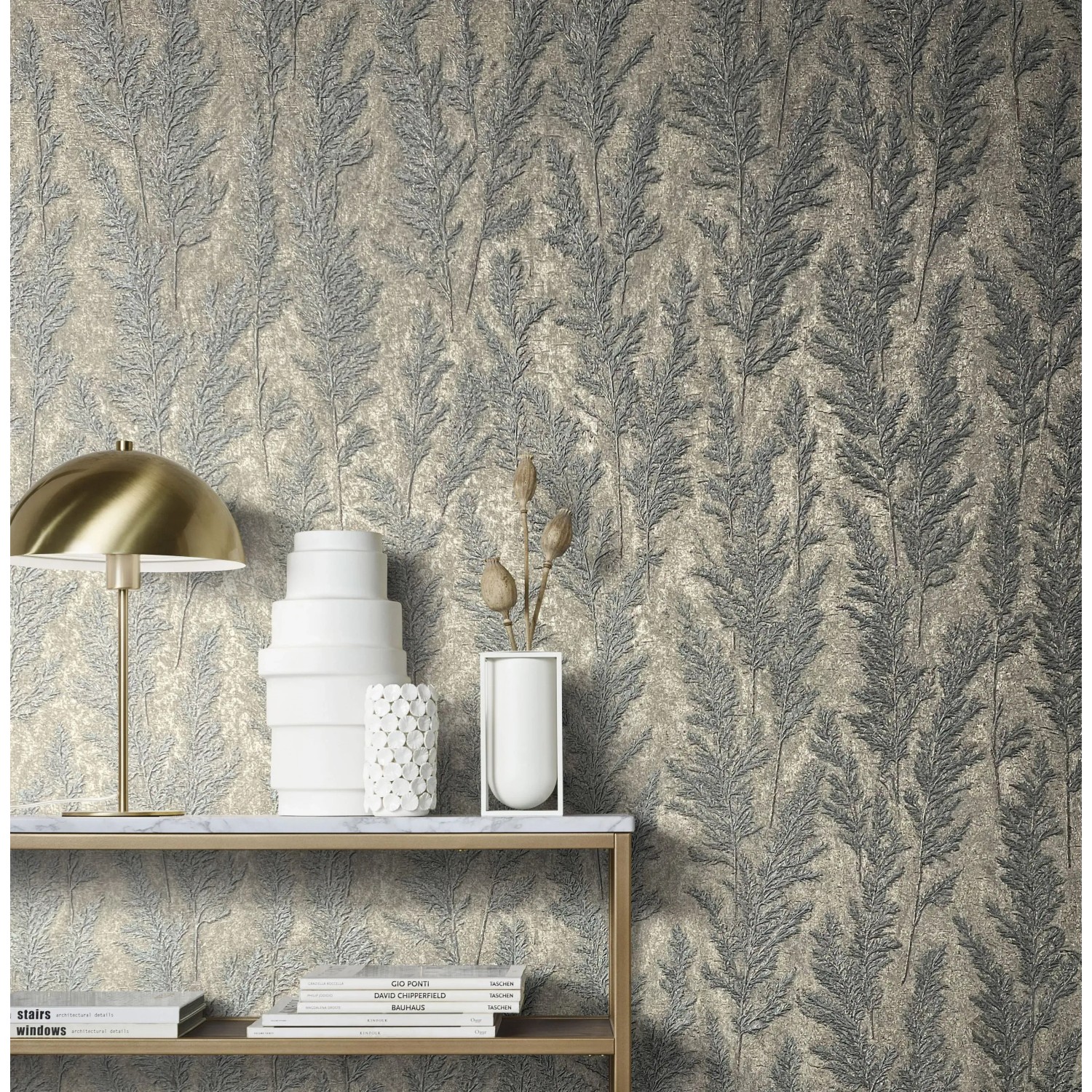 Marburg Vliestapete Natural Opulence Floral Platin: florales Muster in Platin auf beiger Tapete.