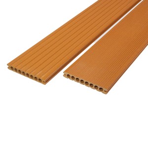 Rettenmeier WPC Terrassendielen in Bangkirai Beige, geriffelt und genutet.