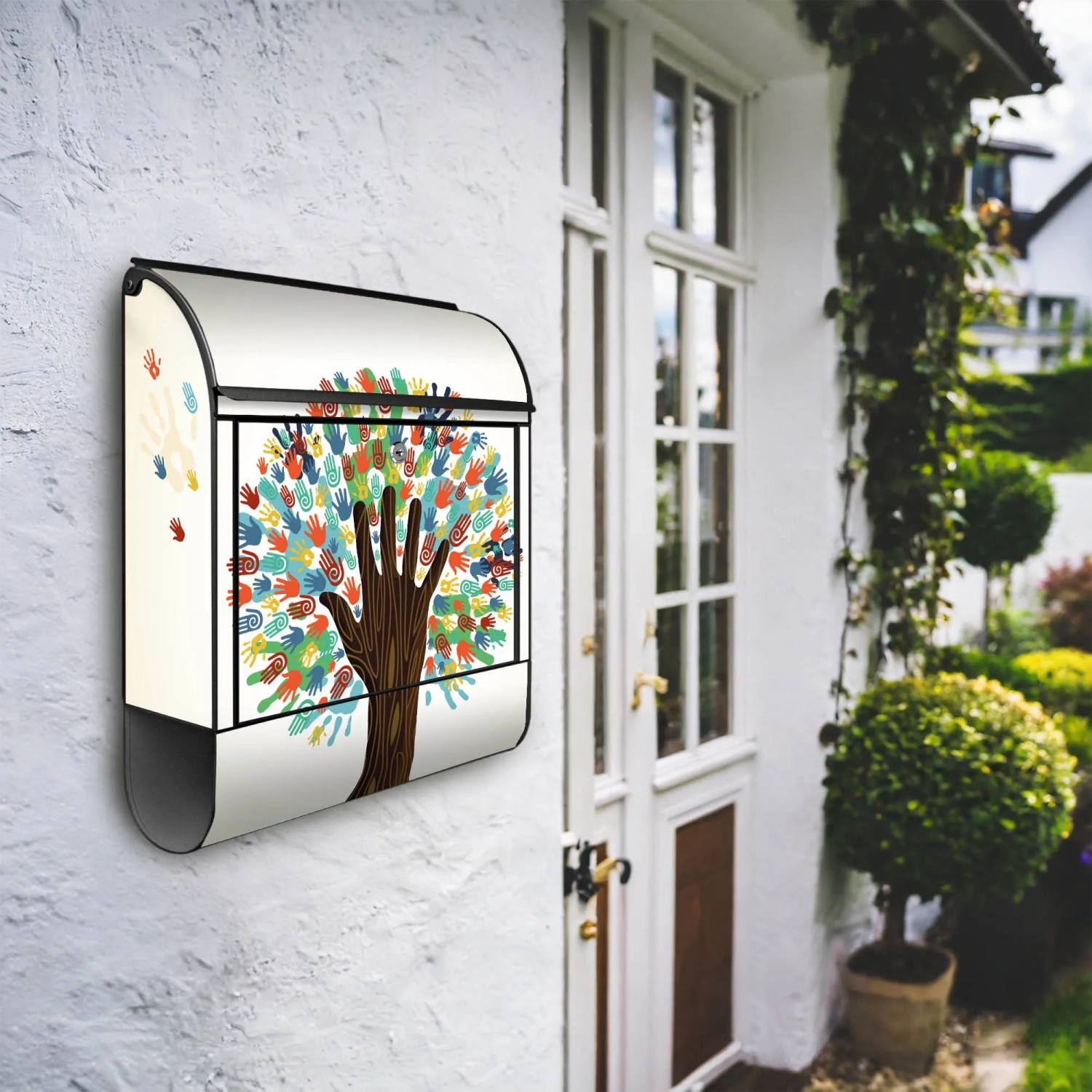 Design Briefkasten mit Motiv 'We Are The World', Zeitungsfach, pulverbeschichtet, schwarz, 39x47x14cm.