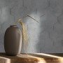 Grafische, graue Marburg Vliestapete Loft Superior 2 mit Vase und Weizenhalmen auf einem Holztisch.