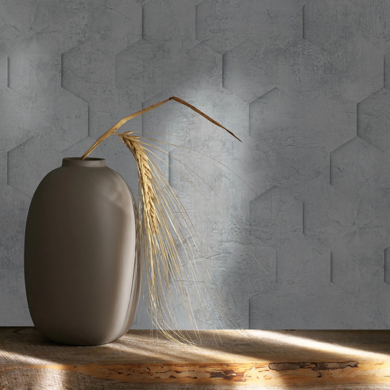 Grafische, graue Marburg Vliestapete Loft Superior 2 mit Vase und Weizenhalmen auf einem Holztisch.
